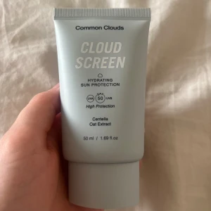 Hudvård spf 50  - En solkräm för ansiktet med spf 50 från märket Common Clouds. Endast använd ca 3 ggr, väldigt mycket kvar! Nypris: 199 kr 