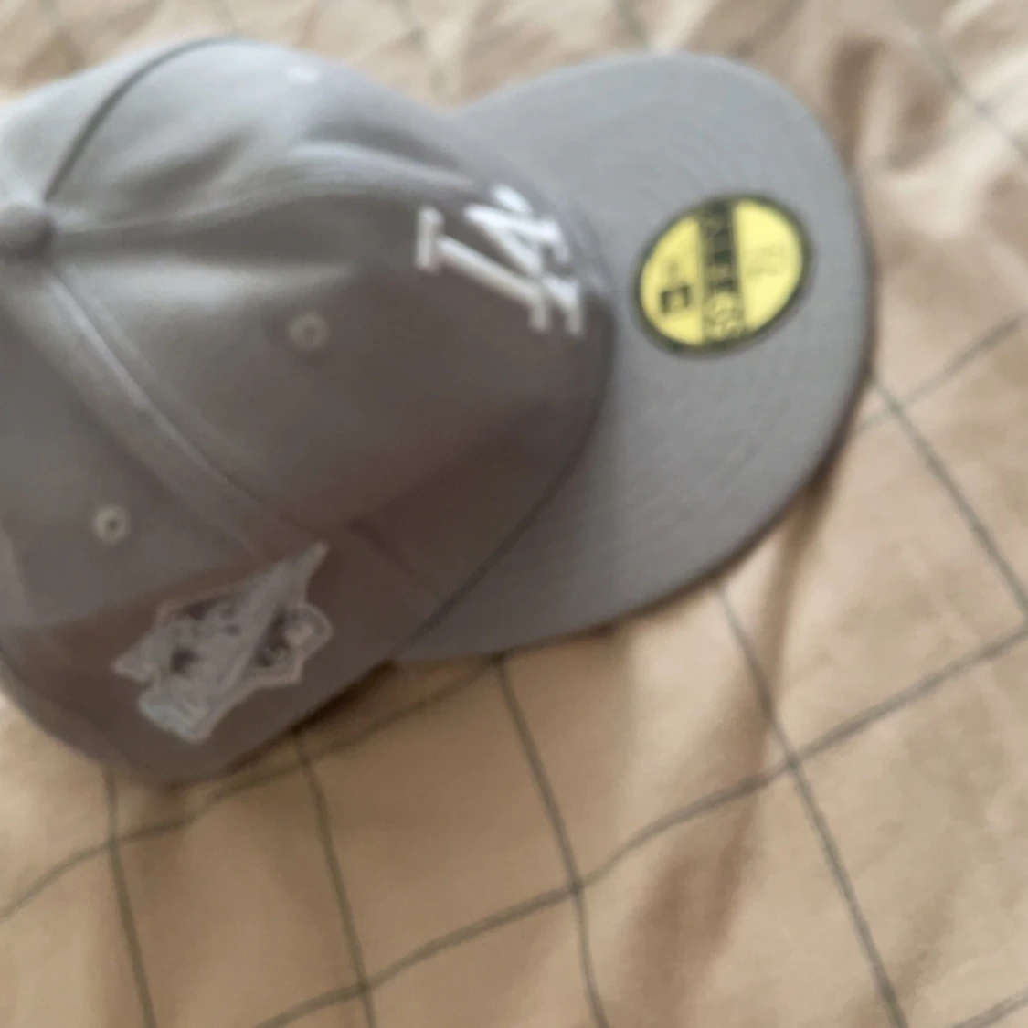 LA keps i färgen grå  - 1