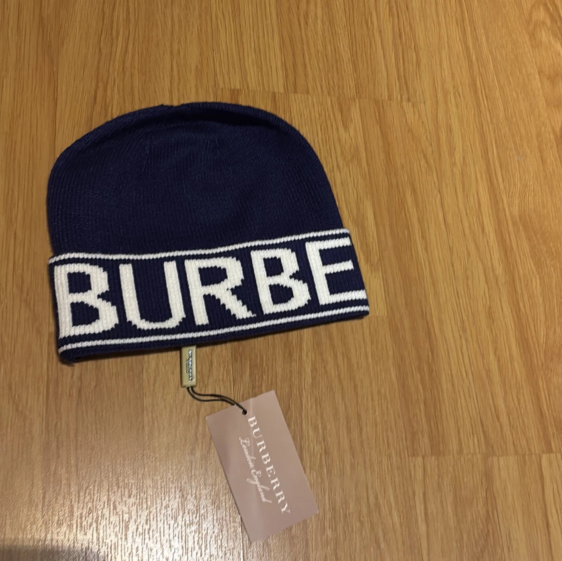 Marinblå Burberry mössa med logga