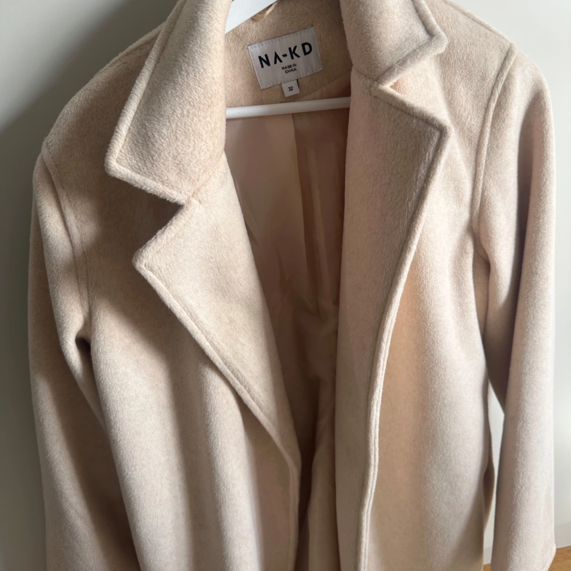 Beige omlottkappa från Ida Carlsson x NA-KD - 3