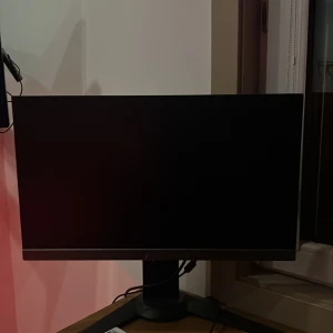 Lenovo skärm ( kör även byten ) - Lenovo Legion gaming monitor med modern design och justerbart stativ. Skärmen är i gott skick utan synliga repor eller skador. Perfekt för gaming eller arbete med bred bildyta och stabil fot. Alla portar och funktioner fungerar som de ska.