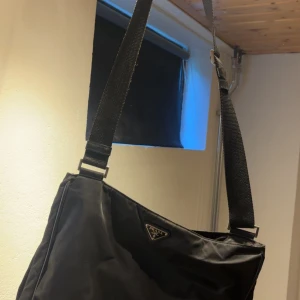 Prada Messenger bag  - MacBook och andra laptops får plats lätt