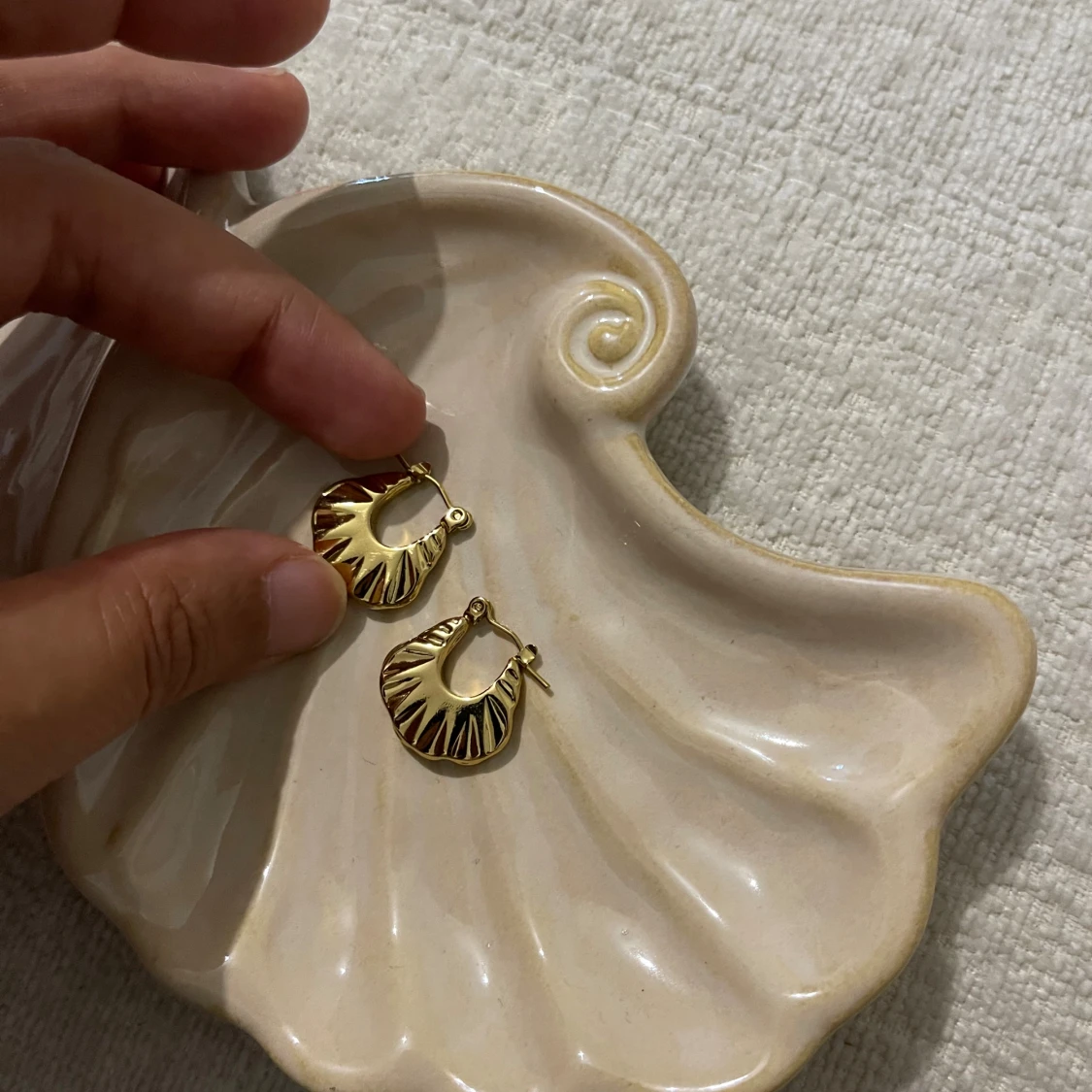 Guldiga örhängen med snäckform - 2