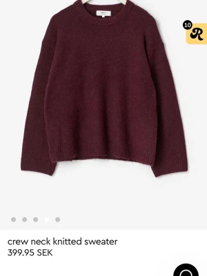 Vinröd stickad tröja med rund hals - Mysig vinröd stickad tröja med rund halsringning och långa ärmar. Använt 1 gång! 