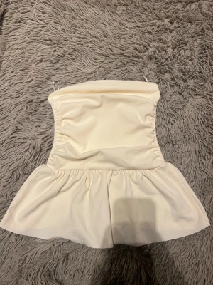 Söt sommar topp - Snygg ljus gul sommar topp, kan användas som topp och kjol. Endast använd några gånger. 