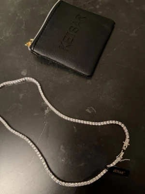  tennis-halsband  - Hej säljer detta otroligt fina tennis halsband från kejsar.se den är helt ny. Den är 3mm bred och 42cm lång. Ny pris är 2000. Pris går att diskuteras vid snabb affär. 