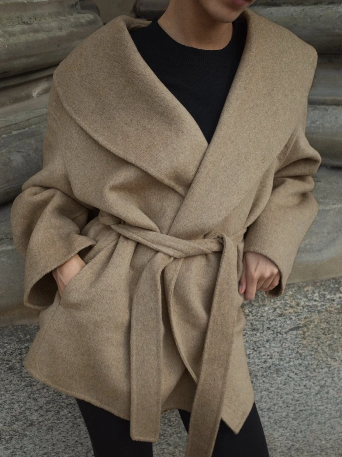 Beige omlottkappa med bälte