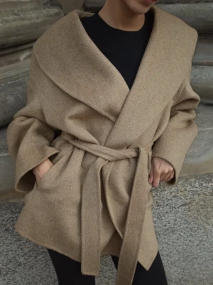 Beige omlottkappa med bälte - Kappa i ull blandning, nypris 1.299kr, endast använd en gång. Säljer därför för halva priset. Storlek 34 men passar även 36💞kan gå ner i pris vid snabb affär 