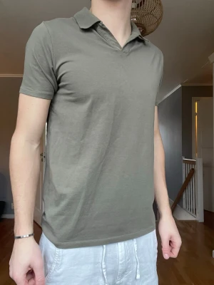 Lindbergh piké – storlek S   - Stilren pikétröja i snygg olivgrön färg från Lindbergh. Passar perfekt till både jeans, chinos och shorts. Väldigt clean och tidlös.    Skick: Mycket bra skick.   Storlek: S   Färg: Olivgrön    Pris: 179 kr  