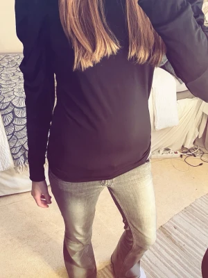 Svart långärmad topp med puffärm - Snygg svart långärmad topp med puffärmar. Perfekt att styla till ett par gråa jeans💕💋