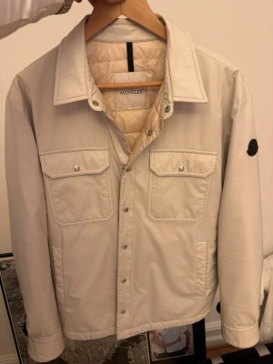 Tunn Moncler jacka -  Tjena! Jag säljer nu denna tvär feta Moncler jackan. Den är i storlek tre vilket passar M och L, den är såklart äkta samt nytt skick. Vid snabbt köp kan jag gå ner runt 300.