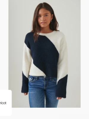 Stickad tröja med blockmönster från Gina Tricot - Snygg stickad tröja från Gina Tricot i vitt och mörkblått med fint mönster . Tröjan har rund halsringning, långa ärmar och en perfekt tröja till många outfits💓Skeiv via funderingar eller frågor