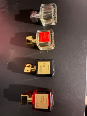Parfymset Maison Francis Kurkdjian - Säljer ett set med fyra parfymer från Maison Francis Kurkdjian. Tyvär ingen låda men kan föröka hitta en bild på om man vill se. Den enda som är riktigt använd är den svarta men annars ser ni på bilden hur mycket där e kvar i den andra 3. Perfekt för dig som vill testa olika exklusiva dofter. 30ml i varje +-