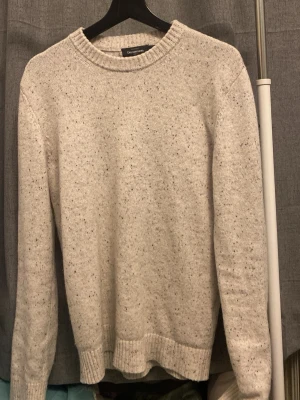  stickad tröja  - Säljer en stickad tröja från Dressmann i storlek S. Tröjan har ett diskret spräckligt mönster i mörkare toner och ribbade muddar vid ärmslut, hals och nederkant. Perfekt för kyliga dagar och enkel att matcha med!!! Hör av er vid frågor eller bilder eller så!/ kraften🔥