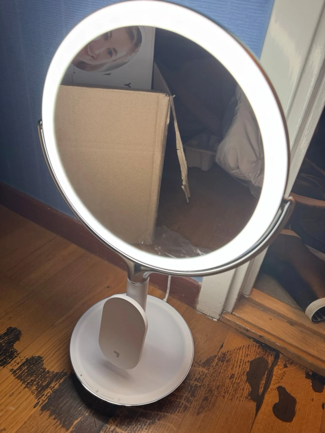 Rund sminkspegel med LED från Sharper Image