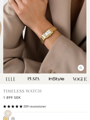 Guldfärgad klocka från Mockberg - Stilren guldfärgad klocka från Mockberg med rektangulärt vitt ur och romerska siffror. Länken är i metall och har en klassisk design som passar till många olika stilar. Perfekt accessoar för dig som gillar tidlös elegans.