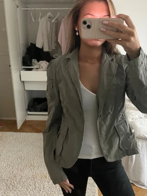 Olivgrön kavaj  - Super cool jacka från in wear