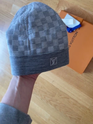 Mössor - RESTOCK❗️  Äntligen fått in massivs med LV mössor återigen, finns i både grått & svart, bästa bästa batchen på marknaden, box går även & ordna!❗️ Pris 629 för den gråa!🤝 Självklart helt nya