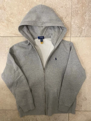 Ralph lauren zip - Säljer denna tvärfeta ralph lauren zip hoodien i storlek 18-20 passar som en XS| Jag skulle rekommendera runt 170-175, skriv vid funderingar eller pris🤗