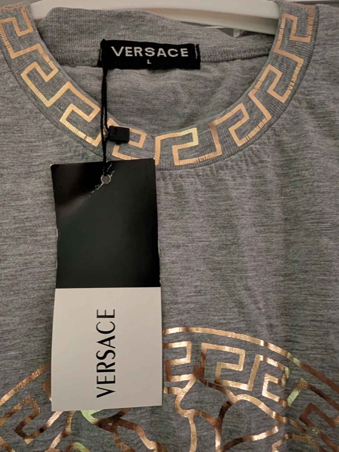 Grå t-shirt med gulddetaljer - 2