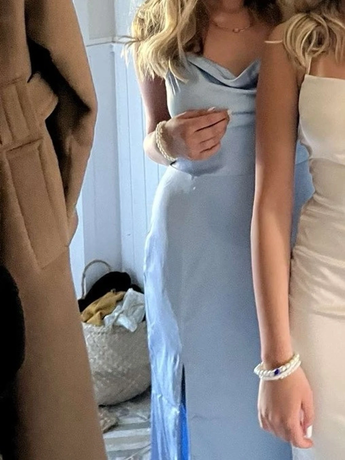 Ljusblå långklänning med slits