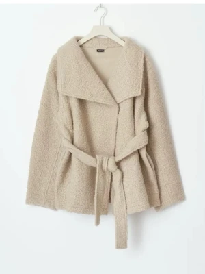 Beige teddyjacka med bälte - Snygg Teddy kappa från Gina Tricot. Använd ett par gånger men är som ny. 