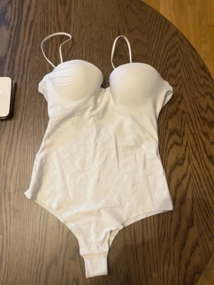 Body - Populär body från hm som tyvärr är för liten runt bysten, storlek 75B!💞 kom gärna med prisförslag💞