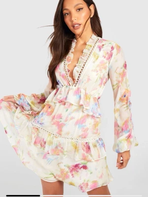 Blommig volangklänning  - Söt blommig klänning från Boohoo med volanger, v-ringning🧸 