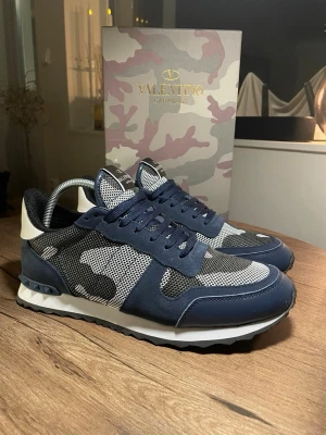 Valentino rockrunners  - Valentino garavani rockrunners | Storlek 44 | finns inga defekter | allt og fås med | kom pm vid frågor!:) 