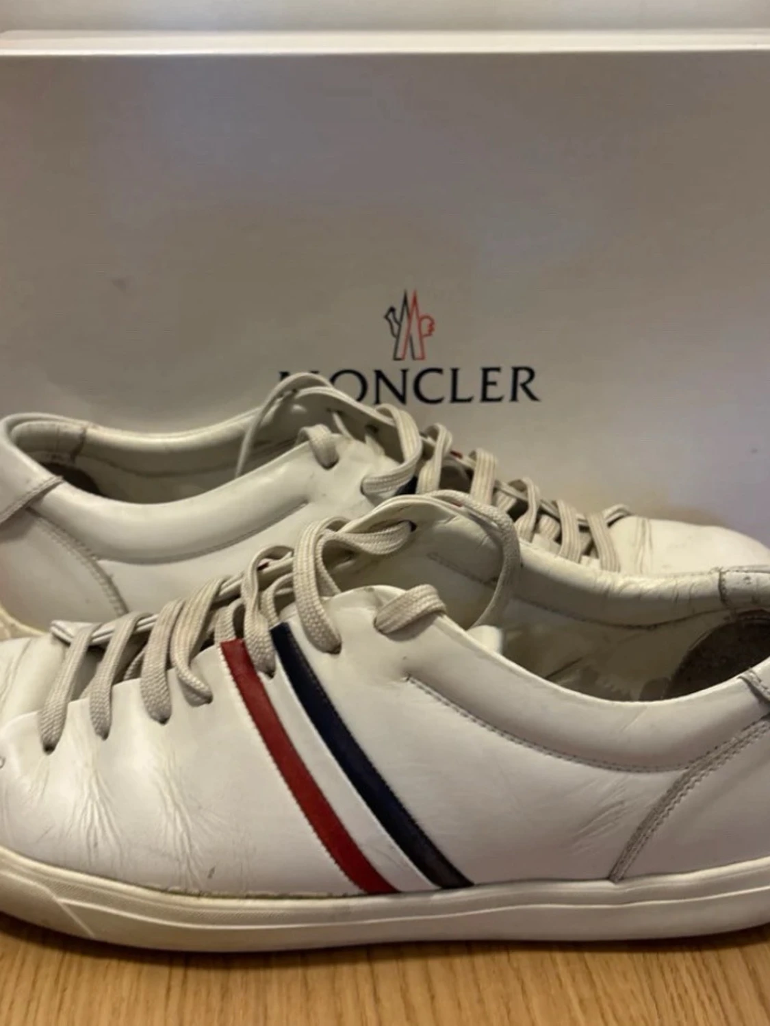 Vita sneakers från Moncler med ränder