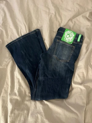 Low waist jeans - Låg midjade jeans från weekday, endast testade. Säljer då de inte passar mig, INTE samma färg som på bilderna med samma modell, super fin passform och väldigt stretchiga
