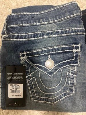 True Religion Joey Low Rise Flare Jeans - Säljer mina sällsynta true religion jeans som jag köpte i USA för cirka 239$, använda fåtal gånger och inga defekter alls, lågmidjade med vit söm!!❤️(pris kan diskuteras)