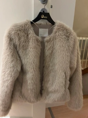 Pälsjacka  - Beige fuskpälsjacka från SAMSA Collection stl XS ✨ jackan är i nyskick