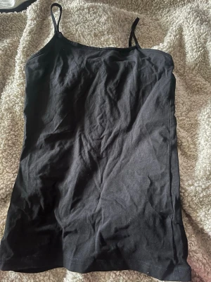 Simpelt svart linne  - Simpelt svart linne, enkel passform med justerbara band. Säljer pga används inte längre.😚