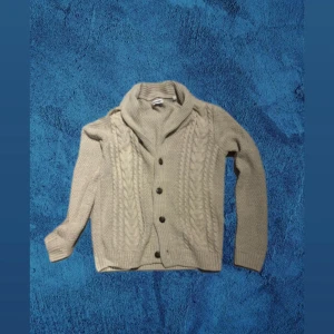 Beige Kofta - Snygg beige Kofta från Jack & Jones i toppen skick! Storlek S passar M