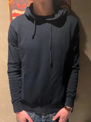 Hoodie - Material: Bomull och 5% kaschmir || Modellen är 185cm || Passar om man är 175-180cm