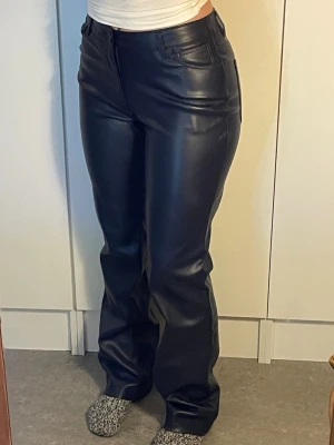 Utsvängda skinnbyxor med fickor nya - Nya med prislapp, supersköna och stretchiga. Pris kan diskuteras