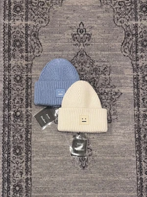 2 Acne Studios mössor - Säljer mina acne studios mössor, skriv vid frågor, priset är förhandlingsbart vid snabb affär och kan skicka direkt efter köpet 😊  Passar både män och kvinnor 😀