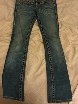 True religion jeans - Säljer ett par lågmidjade bootcut jeans från True religion. De är i W24. Midjemått tvärsöver är 35 cm. Innerbenslängden är 79 cm. Jeansen är i mycket bra skick, den enda defekten är att det saknas en knapp på en av bakfickorna💞💞