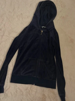 Mörkblå velour hoodie med dragkedja💙 - Mysig mörkblå hoodie i mjuk velour från Cubus. Hoodien har dragkedja framtill, två stora fickor och justerbar huva med svarta snören och guldfärgade detaljer. Perfekt för en chill och avslappnad stil💙