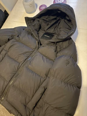 Peak performance  - Svart peak performance med helsvarta tryck jackan är endast använd 1 vinter och nypris:5200