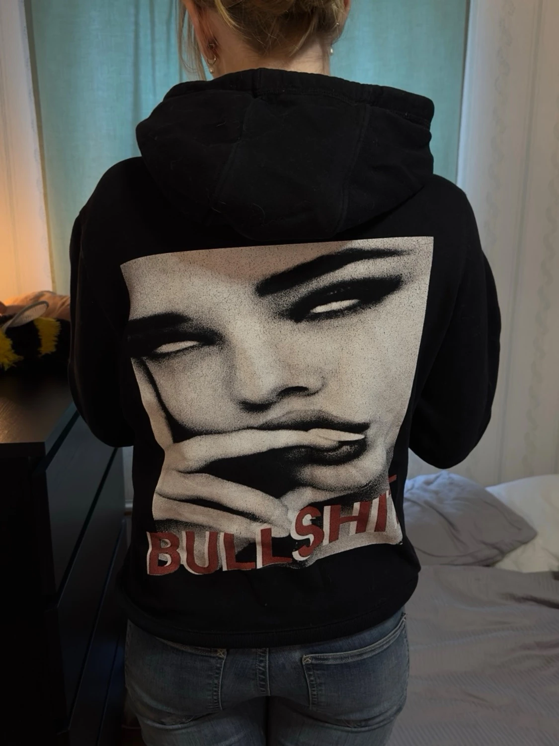 Svart hoodie med tryck på ryggen