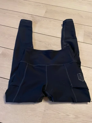 maya delorez ridbyxor - Mörkblå mayadelorez ridbyxor i strl s, har gått sönder i sömen längst ner vid benet men inget som stört mig, strumporna täcker ändå de🥰