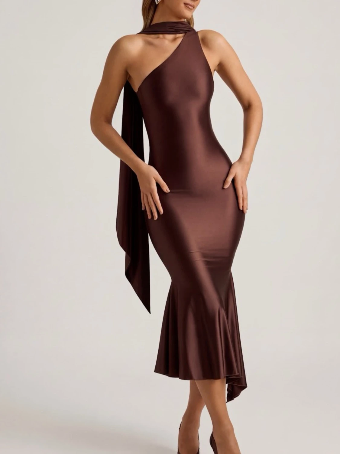 Oh Polly Brun asymmetrisk satinklänning  - 1