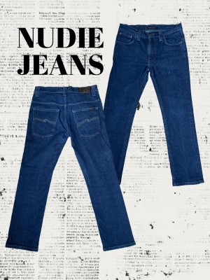 Nudie Jeans - Vi säljer ett par snygga mörkblå Nudie jeans I storlek W31/L32. Modellen är 173cm och byxorna är I bra skick, har ett litet slitage på ena bilden (se sista bild), samt några få lösa trådar. Har ni fler frågor-skriv i DM😁. Pris är diskuterbart👍
