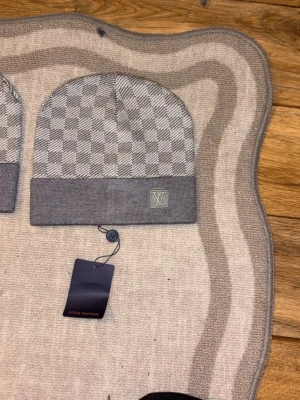 Grå mössa - Säljer en fin grå mössa som är perfekt för alla årstider hello ny och pris kan diskuteras helst bara aeriösa köpare tack 