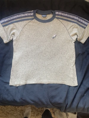 Vintage asics t shirt  - Vintage asics t shirt med lite baggy passform i storlek S. Mått längd: cirka 60 cm, mått ärmöppning: cirka 7.5 cm. Inga hål eller fläckar. P