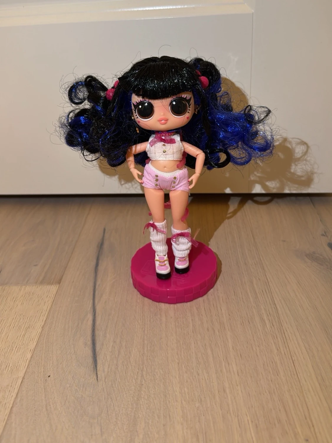 Docka med blåsvart lockigt hår