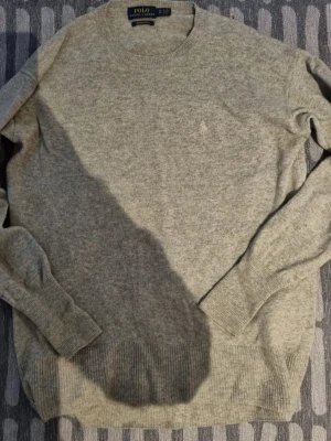 Ralph lauren merino ull hoodie  - Raffe hoodie i helt okej skick.storlek xs,skriv vid frågor.Har inte koll på passform då den inte passar mig