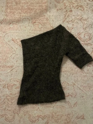 One shoulder alpaca - Säljer sjukt snygg asymmetrisk alpaca topp från zara
